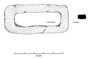SER-6003 - Auberon libre rectangulaire (objets isolés)ferAnneau rectangulaire (environ 70 x 30 mm), de section méplate, servant d'auberon libre dans les moraillons (SER-6001 ; SER-6002).
