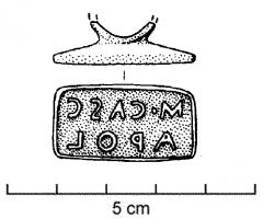 SIG-4001 - Signaculum rectangulaire (latin)bronzeTPQ : 1 - TAQ : 300Sceau-matrice comportant une plaque de forme rectangulaire, avec des lettres en relief (caractères latins) formant une inscription rétrograde dans un cadre continu, destinée à être imprimée sur un matériau meuble; au revers, anneau de suspension comportant fréquemment un symbole ou les initiales du nom du propriétaire.