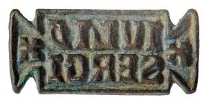 SIG-4036 - Signaculum en tabula ansatabronzeTPQ : -30 - TAQ : 300Signaculum en forme de tabula ansata, inscription rétrograde en lettres latines sur deux ou trois lignes, dans un cadre.