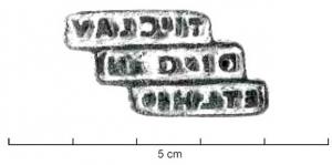 SIG-4037 - Signaculum en lignes segmentées ou décaléesbronzeTPQ : -30 - TAQ : 300Sceau-matrice comportant deux ou trois plaques de forme rectangulaire, segmentées et/ou décalées l'une par rapport à l'autre, avec des lettres en relief (caractères latins) formant une inscription rétrograde dans un cadre continu, destinée à être imprimée sur un matériau meuble; au revers, anneau de suspension comportant fréquemment un symbole ou les initiales du nom du propriétaire.