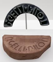 SIG-4106 - Signaculum en demi-cerclebronzeTPQ : 1 - TAQ : 400Signaculum (cachet) en demi-cercle, formant une estampille non encadré, arquée ; lettres en relief et inscription rétrograde; anneau de suspension au revers.