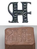 SIG-4107 - Signaculum en forme d'initialesbronzeTPQ : 300 - TAQ : 500Signaculum en forme d'initiales de tria nomina ; le détail du titulaire a été inséré dans les hastes de la lettre centrale.