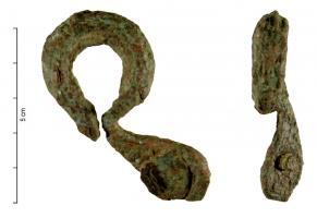 SIT-3038 - SitulebronzeTPQ : -475 - TAQ : -30Situle dont l'anse mobile s'articule sur deux attaches rivetées, en bronze, en forme d'oméga.