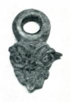 SIT-4008 - SitulebronzeSitule dont l'attache de forme allongée est ornée d'une tête de Silène barbu, au traits épais; anneau sommital coulé, pour accrochage d'une anse mobile.