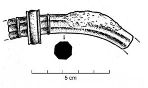 SIT-4027 - SitulebronzeAnse cannelée, à huit faces anguleuses interrompues par un (au moins) disque mouluré transversal.