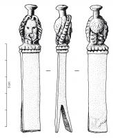 SPC-4017 - Spatule à cire : Sarapisfer, bronzeTPQ : 1 - TAQ : 300Manche allongé, en forme d'hermès surmonté d'un buste d'homme barbu, coiffé d'un kalathos (Sarapis); base plate et ornée de moulures transversales, fendue dans l'épaisseur et coulée sur la lame de fer.