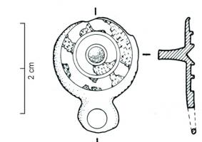 SPD-4005 - Suspension de pendant de harnaisbronzeTPQ : 100 - TAQ : 250Suspension de pendant de harnais, formée d'un disque plat, émaillé en couronnes concentriques, et muni au revers d'une pointe de fixation sur cuir. L'objet comporte un anneau latéral pour la suspension d'un pendant.