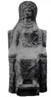 STE-3011 - Statuette : déesse trônantterre cuiteFigurine moulée figurant une déesse assise sur un trône, diadémée et vêtue d'une longue robe, parée d'un collier à double rang; les pieds sont posés sur un petit tabouret, les mains le long des cuisses.