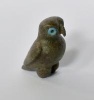 STE-4027 - Statuette zoomorphe : chouettebronzeTPQ : 1 - TAQ : 400Figurine (selon les cas, pleine ou creuse), d'une chouette perchée, en position familière de veille nocturne, les ailes refermées sur le corps, la tête droite. Les yeux sont incrustés de verre.