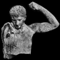 STE-4033 - Statue : Héraklès - HerculebronzeTPQ : 1 - TAQ : 200Statue en bronze représentant Héraklès avec le sanglier d'Erymanthe.