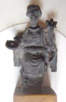 STE-4059 - Statuette : Tychè - Fortune assiseargentTPQ : -100 - TAQ : 200La déesse est vêtue d'un ample manteau et assise sur un trône; elle tend une patère de la main droite, une corne d'abondance au creux du bras gauche; ou un plateau de fruits dans les deux mains, reposant sur les genoux.
