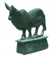 STE-4098 - Statuette zoomorphe : taureaubronzeFigurine de bœuf à bosse, debout, aux volumes puissants et figuré en marche paisible; les sabots sont reliés par une plaque mince, qui facilite la fixation par brasure sur le socle.