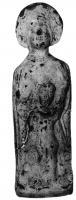 STE-4111 - Statuette : déesse protéctriceterre cuiteLa déesse est debout (ou assise dans un fauteuil...?), vêtue, elle protège un enfant debout devant elle. Sa coiffure forme une large couronne autour de la tête.