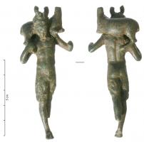 STE-4137 - Statuette : PanbronzeLe dieu porte une biche (figurine rapportée) sur ses épaules, les deux mains (brisées) étaient relevées pour maintenir les pattes de l’animal. Le personnage est barbu, cornu (les cornes, plus allongées au moment de la découverte, ont été brisées depuis) ; le visage très expressif montre un rictus grimaçant. Le corps est mince, les cuisses couvertes de longs poils ; les membres inférieurs (pied gauche brisé) se terminent par des sabots de chèvre.
