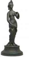 STE-4150 - Statuette : Aphrodite - Vénus de type OstiebronzeTPQ : 1 - TAQ : 300Statuette figurant la déesse coiffée et diadémée, maintenant de la main droite le vêtement tombé à ses pieds, tandis que la gauche présente à ses yeux un petit miroir. Sa robe s'enroule en spirales autour des jambes et forme sur le sol une base évasée en festons.