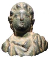 STE-4170 - Statuette : femmebronzeJeune femme, diadémée : il peut s'agir d'un ornement pour un objet composite. Buste d'un personnage vêtu d'un vêtement plissé, dont le visage légèrement incliné à gauche est surmonté d'une coiffure en grosses boucles et d'un diadème.