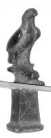 STE-4183 - Statuette zoomorphe : aigle sur soclebronzeTPQ : 1 - TAQ : 250Aigle aux ailes repliées, posé sur une tête de taureau, le tout juché au sommet d'un socle rectangulaire élevé, marqué d'une croix incisée sur la face antérieure.
