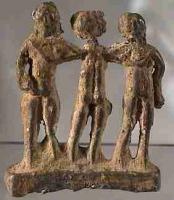STE-4214 - Statuette : Trois GrâcesplombFigurine plate, sur une base rectiligne ; elle illustre le groupe des Trois Grâces, la femme du centre tournant le dos aux deux autres. Toutes se tiennent par les épaules.