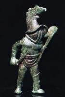 STE-4220 - Statuette : GladiateurbronzeGladiateur debout, en position d'attaque, le pied gauche en avant, l'épée courte pointée vers l'adversaire. L'équipement est caractéristique : casque recouvrant entièrement le visage, subligar, cnémide; bouclier rectangulaire à extrémités arrondies emprunté à l'armée.