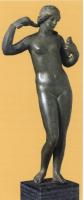 STE-4231 - Statuette : Aphrodite - Vénus à la toilettebronzeTPQ : 1 - TAQ : 400Figurine féminine nue, la déesse déhanchée (poids du corps sur la jambe gauche) tient une mèche de cheveux dans la main gauche relevée, la droite présente un miroir à hauteur du visage. La position des jambes et des bras peut être inversée.