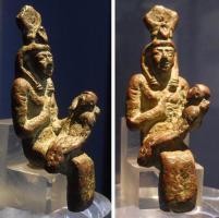 STE-4298 - Statuette : Isis lactansbronzeIsis assise, coiffée de la feuille de lotis et du disque, allaitant Horus assis sur ses genoux.