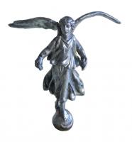 STE-4338 - Statuette : VictoireargentLa Victoire atterrissant sur un globe, marqué d'un croissant, des ailes déployées et son vêtement flottant largement autour d'elle.