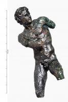STE-4353 - Statuette : Héraklès - Hercule combattant le lion de NéméebronzeTPQ : 1 - TAQ : 100Le héros, juvénile et musclé, est figuré dans une position dynamique, les bras et les épaules tournés vers la gauche : il lutte probablement contre le lion de Némée, selon le prototype de Lysippe.