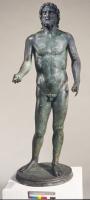STE-4366 - Statue : Poséidon - Neptune nubronzeTPQ : 1 - TAQ : 250Debout et nu, dans une pose hiératique, légèrement déportée vers la gauche, le dieu est figuré sous la forme d'un homme d'âge mur, barbu, aux traits majestueux. Il tient un trident dans une main (le bras gauche peut être levé). La coiffure présente un effet mouillé.