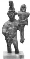 STE-4398 - Statuette : Arès - Mars Tropaeophore bronzeTPQ : 1 - TAQ : 200Le dieu est représenté debout, nu et porte le casque à haut cimier. Il tient dans la main gauche, appuyé contre le bras, un trophée ou une enseigne.