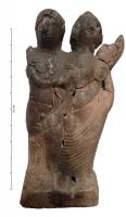 STE-4416 - Coupleterre cuiteFigurine représentant un couple debout enlacé reposant sur un socle quadrangulaire. L'homme pose la main droite sur le sein gauche de la femme, qui retient un pan de sa robe de la main gauche. Un objet massif apparaît obliquement derrière l'épaule gauche de la femme.