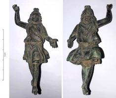 STE-4448 - Statuette : LarebronzeStatuette de génie domestique (Lare), sous la forme d'un jeune enfant (corymbe) dans une posture élégante, presque dansante ; un bras levé tend généralement une corne à boire, tandis que l'autre tend une phiale à ombilic ; le mouvement de la tunique est suggéré par des plis savants.