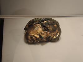 STE-4509 - Statue : barbare bronze doréTête en bronze doré d'un barbare (gaulois ?) doté de la coiffure à mèches caractéristique.