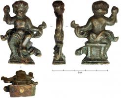 STE-9001 - Statuette : enfantbronzeFigurine en relief plat, représentant un enfant assis sur un tabouret ; la main droite levée tient un objet allongé et la gauche retient le pan d'une draperie enroulée autour des jambes. Fine tige de fer (fixation) sous le socle.