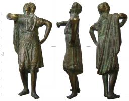 STE-9003 - Statuette : acteur déclamantbronzeStatuette figurant un acteur en tunique, déclamant, la tête rejetée en arrière, la main gauche sur la hanche, la droite relevée au niveau de l'épaule.