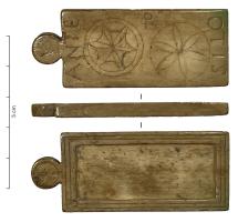 TBT-4005 - Tablette (tabella cerata)osTablette rectangulaire, avec une poignée ronde sur un côté étroit ; une seule face est creusée pour recevoir une couche de cire, l'autre est ornée de décors divers (cercles, inscription...)