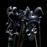 TRP-2001 - TrépiedbronzeTrépied composite, compos de l'assemblage de trois arceaux sur un cadre sommital formé de reliefs plats.