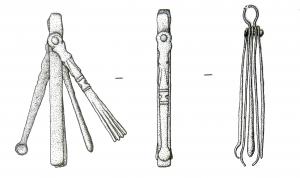 TRT-4017 - Nécessaire de toilette - Typ Miron DbronzeNécessaire de toilette réunissant trois ou quatre instruments (pince, cure-oreille, extrémité olivaire, coupe-ongles/cure-ongles) monté sur axe qui traverse les branches de la pince. Le ressort en 