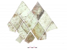 VIT-8001 - Plaque losangée et triangulaireverrePanneau composé de plaques de verre en forme de losange (cœur de vitre) ou de triangle (bord), assemblées grâce à des plombs. Ces plaques sont découpées ou grugées.