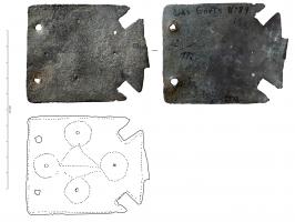 ACE-3005 - Plaque de ceinturebronzePlaque rectangulaire en tôle, une extrémité découpée en queue d'aronde ; perforations à l'opposé, pour la fixation ; décor gravé fréquent.