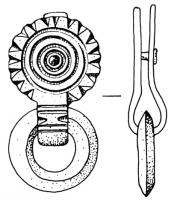 ACE-4017 - Applique de ceinturebronzeApplique pour suspension, en forme de disque  (décor de cercles concentriques, presque toujours avec des encoches sur le pourtour), accolé à une boucle, retenant un anneau de suspension.