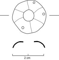 ACE-7026 - Applique circulaire ajourée : oeilletcuivreTPQ : 1300 - TAQ : 1400Tôle convexe avec pertuis central et rivets latéraux. La plaque peut être ciselée de manière former un décor de pétales.