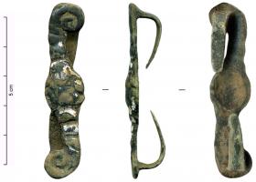 ACE-9005 - Applique de ceinturebronzeApplique symétrique argentée (ou étamée), d'inspiration florale : 2 sortes de cornes d'abondance accolées par leur ouverture ; au revers, deux grandes agrafes plates.