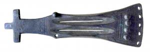 AGC-2002 - Agrafe de ceinturebronzeTPQ : -600 - TAQ : -450Agrafe de ceinture à sommet cruciforme, corps allongé percé de deux fentes et évasé vers le bas, où des boutons et une ligne de perforations assuraient la fixation sur la ceinture.