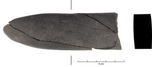 AGS-5002 - Abrasif en pierre schisteuse de forme oblongue.pierreOutil en pierre schisteuse. L'objet est de forme oblongue, de section circulaire à quadrangulaire. Il présente des traces de polissage sur sa surface.