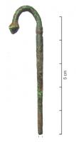 AIG-4003 - Aiguille de matelassierbronzeTPQ : 1 - TAQ : 150Aiguille caractérisée par une tête massive, recourbée et terminée par un bouton, destinée à empêcher l'outil de traverser entièrement la toile tout en facilitant la préhension. La pointe de l'outil est aplatie et percée d'un chas.