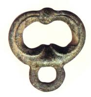 AJG-3013 - Anneau de jougbronzeAnneau dont le contour intern suit deux motifs d'inspiration végétale, opposés dans la partie inférieure; nodosité au sommet de l'anneau; la fixation recourt à une anneau plus petit disposé sous l'objet, dans le même plan. 