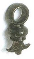 AJG-4005 - Anneau de jougbronzeAnneau de joug comportant un robuste anneau sur un bulbe pris entre deux moulures ; deux ergots latéraux séparent l'objet de sa tige de fixation.