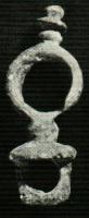 AJG-4038 - Anneau de jougbronzeAnneau surmonté d'un court balustre, séparé de la bélière rectangulaire par un élément sphérique et une base circulaire.