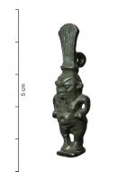 AML-2005 - Amulette : BêsargentAmulette coulée figurant le dieu égyptien Bês, sous la forme d'un nain barbu, aux bras repliés, aux jambes courtes et pourvu d’une queue. Le visage grimaçant est surmonté d'une haute coiffe de plumes; anneau de suspension à l'arrière.