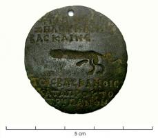 AML-5002 - Amulette inscritebronzeObjet circulaire, plat, percé d'un trou de suspension et pouvant comporter un texte incisé, accompagné ou non d'une image à caractère apotropaïque ou magique.